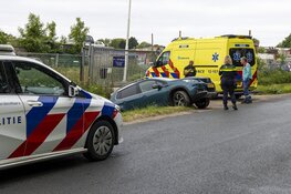 Auto in de greppel langs de Spaarnwouderweg in Vijfhuizen