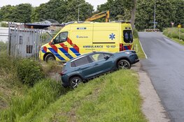 Auto in de greppel langs de Spaarnwouderweg in Vijfhuizen