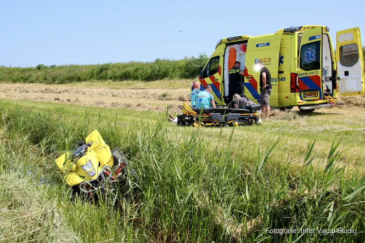 Quad rijdt sloot in in Halfweg