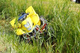 Quad rijdt sloot in in Halfweg
