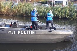 Politie zoekt in water naar sporen in overlijdensonderzoek