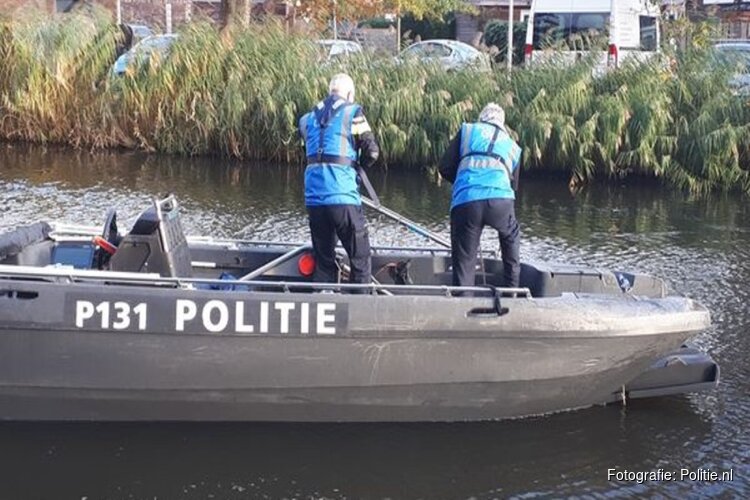 Politie zoekt in water naar sporen in overlijdensonderzoek