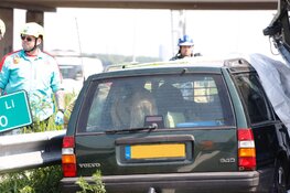 Auto met caravan geschaard op A9