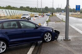 Automobilist tegen lantaarnpaal op de Drie Merenweg (N205)