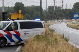 Automobilist tegen lantaarnpaal op de Drie Merenweg (N205)