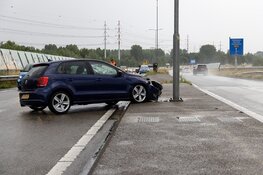Automobilist tegen lantaarnpaal op de Drie Merenweg (N205)
