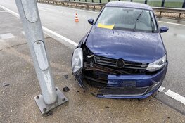 Automobilist tegen lantaarnpaal op de Drie Merenweg (N205)