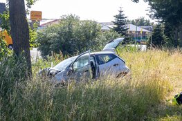 Auto tegen boom gereden in Vijfhuizen