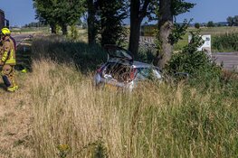 Auto tegen boom gereden in Vijfhuizen