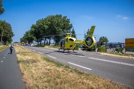 Auto tegen boom gereden in Vijfhuizen