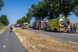 Auto tegen boom gereden in Vijfhuizen