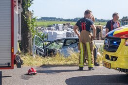 Auto tegen boom gereden in Vijfhuizen