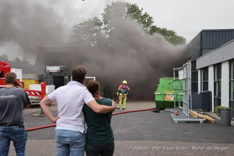 Grote brand bij Timmerbedrijf in Hoofddorp