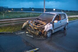 Auto vliegt spontaan in brand bij Rozenburg