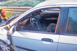 Auto vliegt spontaan in brand bij Rozenburg