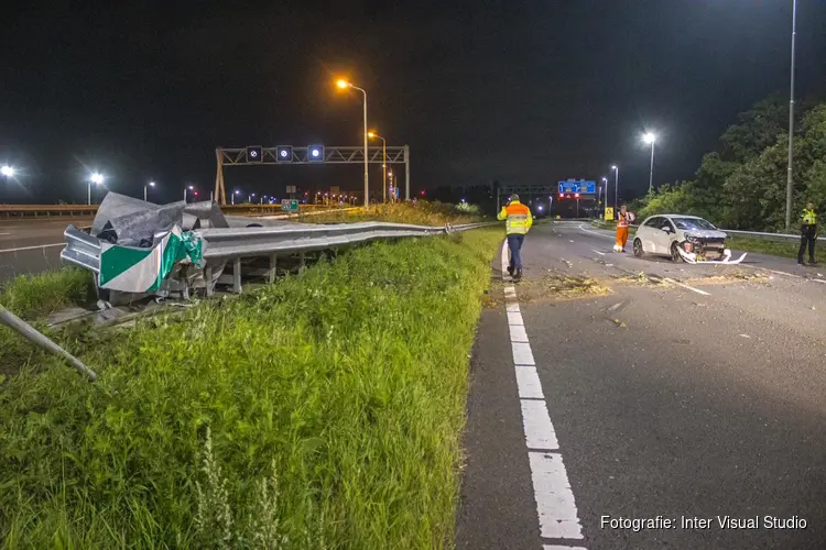Automobiliste onder invloed raakt van de weg op A9