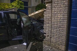 Auto rijdt achtertuin in aan Lemmenburg in Hoofddorp