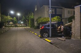 Auto rijdt achtertuin in aan Lemmenburg in Hoofddorp