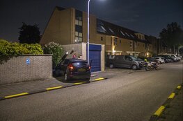 Auto rijdt achtertuin in aan Lemmenburg in Hoofddorp