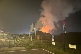 Brand bij afvalverwerkingsbedrijf in Vijfhuizen