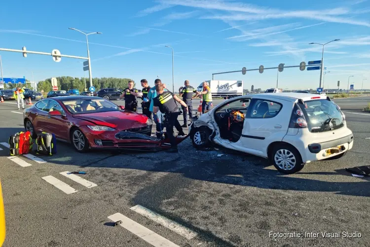 Botsing tussen twee auto`s in Leimuiderbrug, N207 dicht