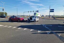 Botsing tussen twee auto`s in Leimuiderbrug, N207 dicht
