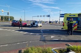 Botsing tussen twee auto`s in Leimuiderbrug, N207 dicht
