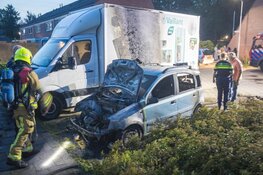 Autobrand in Hoofddorp, ook bakwagen beschadigd