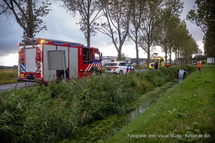 Verlaten auto te water in Vijfhuizen