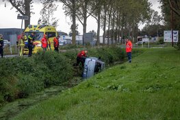 Verlaten auto te water in Vijfhuizen