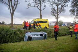 Verlaten auto te water in Vijfhuizen