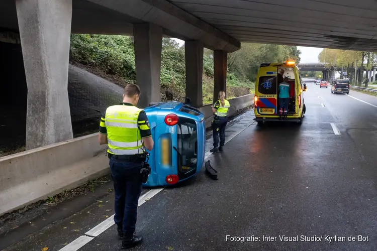 Auto op zijn kant bij Vijfhuizen
