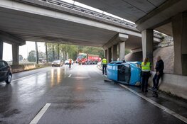 Auto op zijn kant bij Vijfhuizen