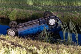Auto belandt ondersteboven in het water in Cruquius