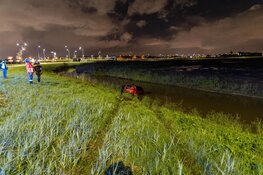 Auto te water gereden in Zwaanshoek