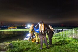 Auto te water vlakbij Schiphol, bestuurder weg