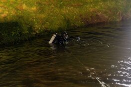 Auto te water vlakbij Schiphol, bestuurder weg