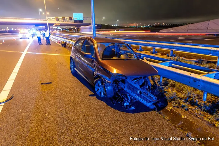 Auto tegen vangrail op A9 bij Lijnden