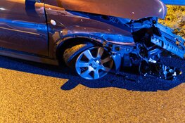 Auto tegen vangrail op A9 bij Lijnden