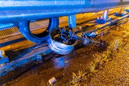 Auto tegen vangrail op A9 bij Lijnden