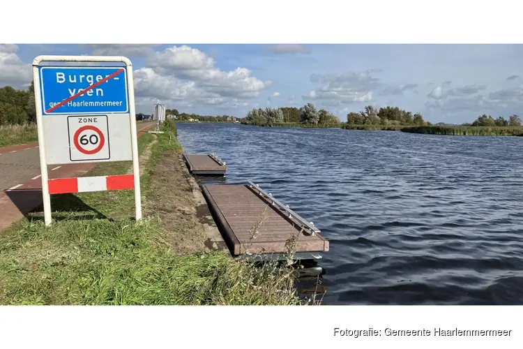 Nieuwe steigers in de Ringvaart in Burgerveen