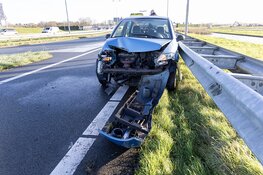 Drie Merenweg (N205) tijdelijk dicht door auto uit de bocht