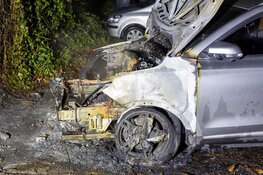Auto door brand verwoest in Vijfhuizen