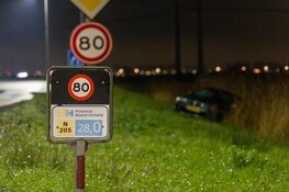 Auto raakt van de weg en bijna te water bij Nieuw-Vennep