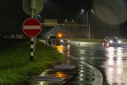 Auto raakt van de weg en bijna te water bij Nieuw-Vennep