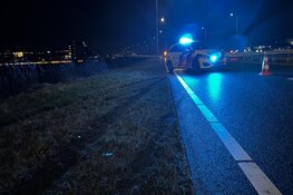 Auto te water nabij Schiphol