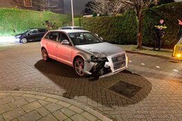 Auto eindigt bijna in achtertuin in Halfweg