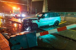 Automobilist gecrasht op Ringvaartbrug in Cruquius