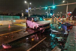 Automobilist gecrasht op Ringvaartbrug in Cruquius