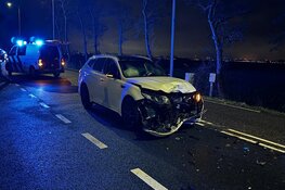 Gewonde en veel schade bij botsing Schipholweg